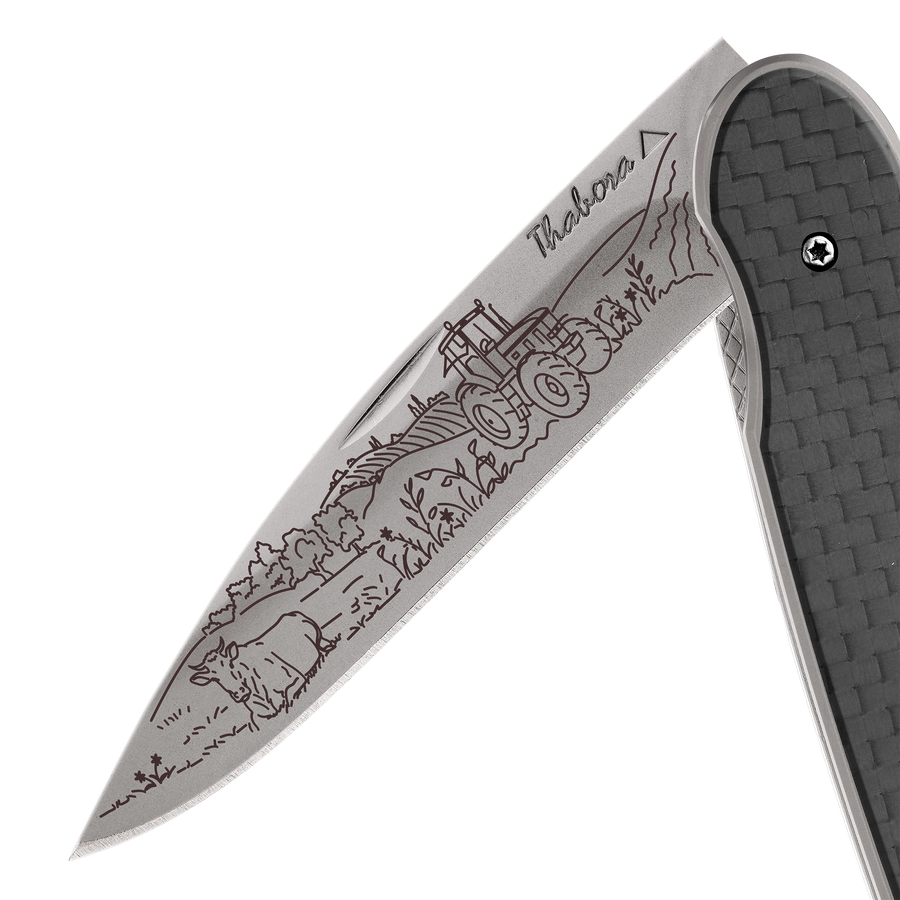 Couteau acier finition titane gris plaquette pleine carbone motif «campagne»