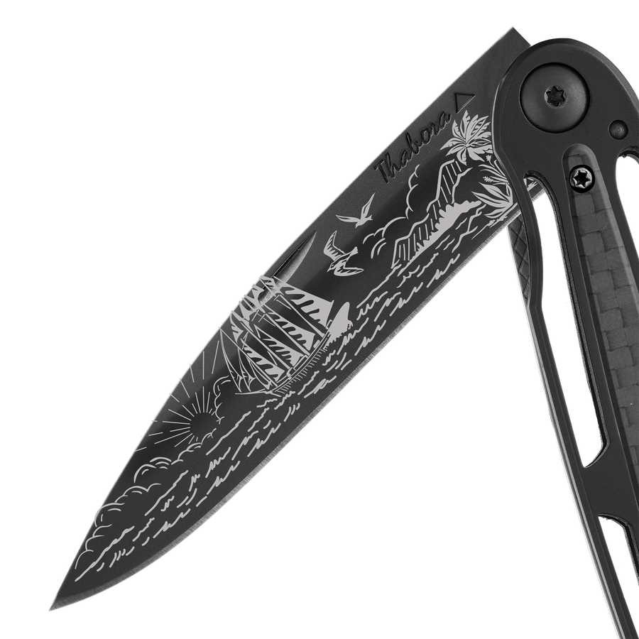 Couteau acier finition titane noir plaquette centrale carbone motif «voilier»