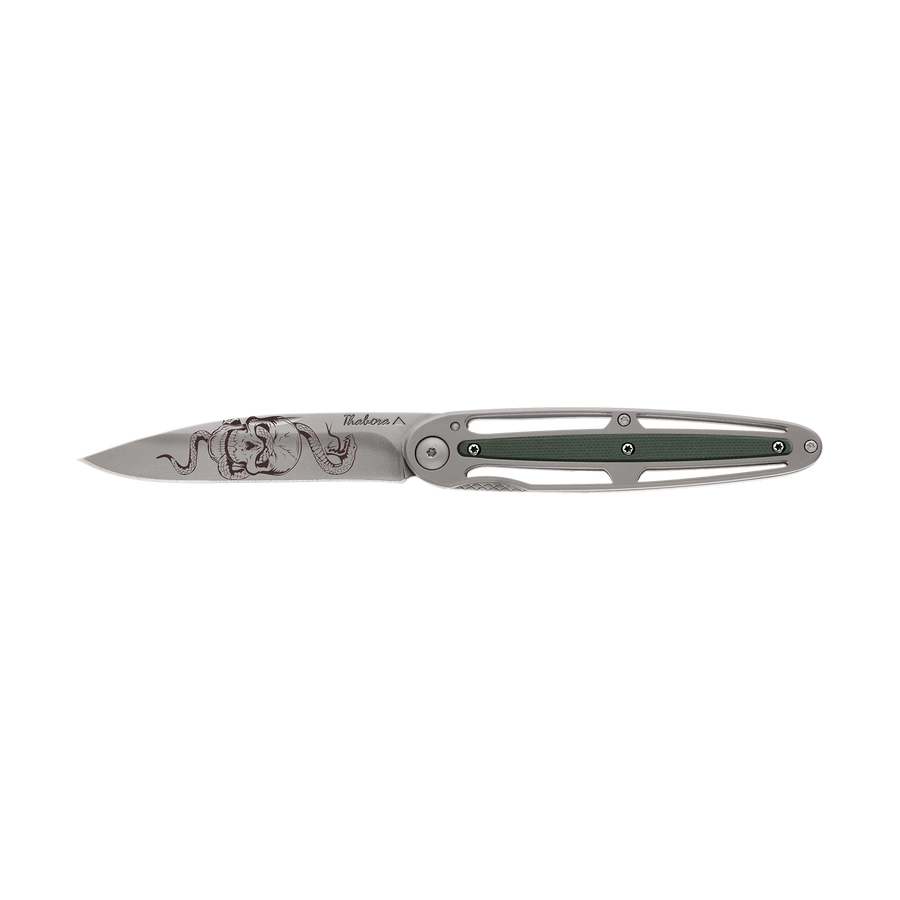 Couteau acier finition titane gris plaquette centrale résine g10 kaki motif «tête de mort serpent»