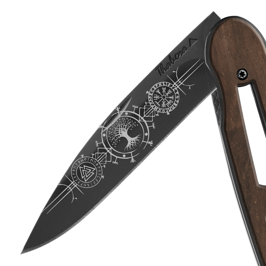 Couteau acier finition titane noir plaquette ajourée bois foncé motif «runes viking»