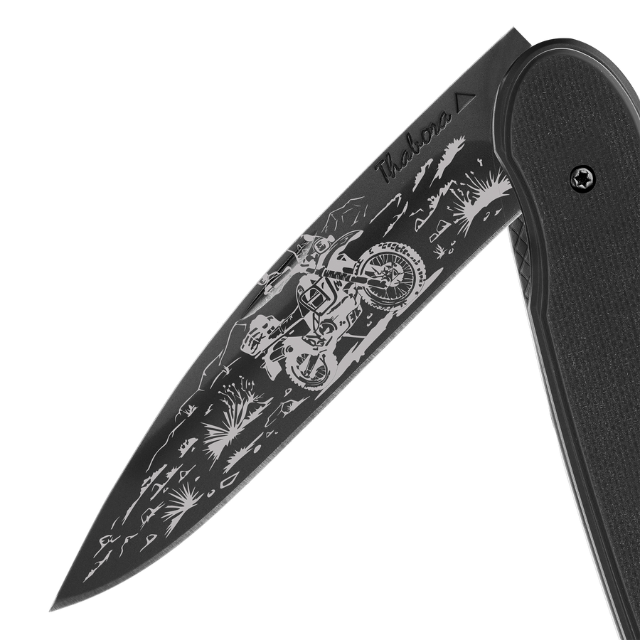 Couteau acier finition titane noir plaquette pleine résine g10 noir motif «trail»