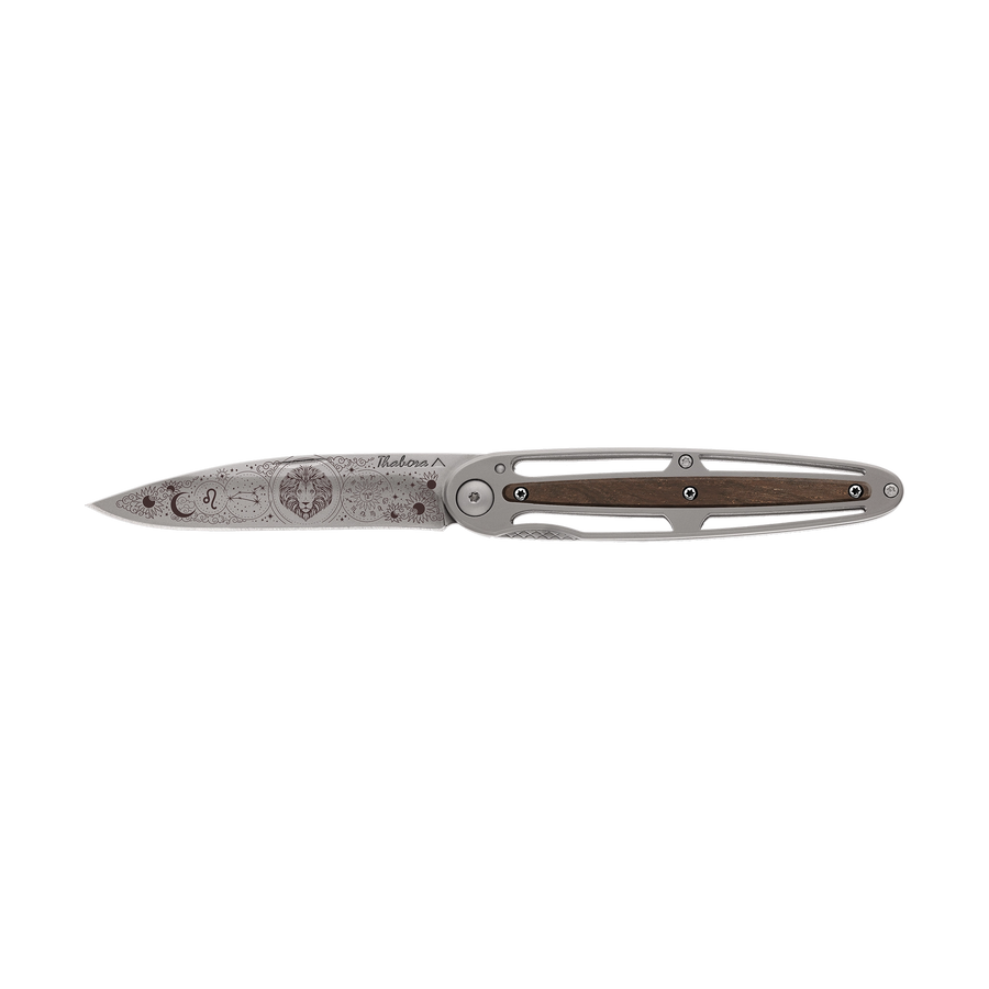 Couteau acier finition titane gris plaquette centrale bois foncé motif «zodiaque lion»