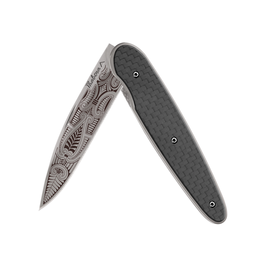 Couteau acier finition titane gris plaquette pleine carbone motif «cachemire»