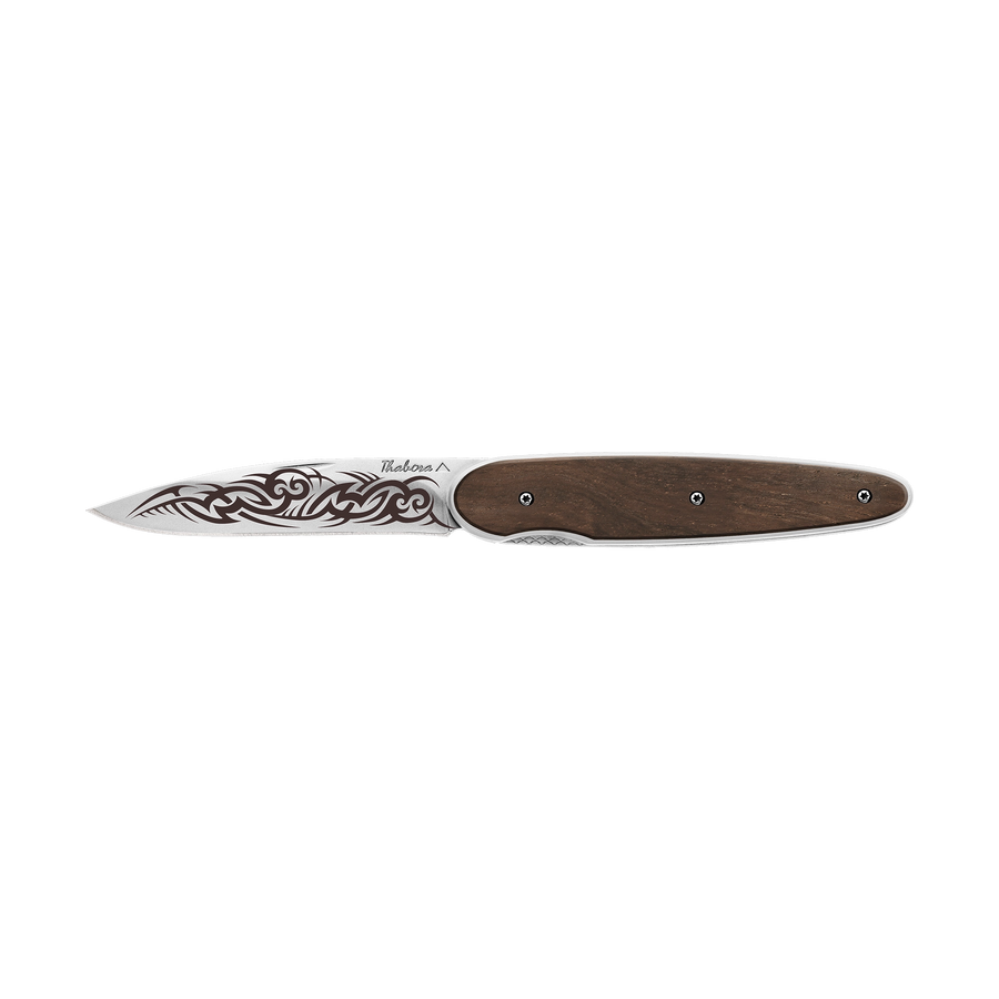 Couteau acier finition brillante plaquette pleine bois foncé motif «tribal gothique»