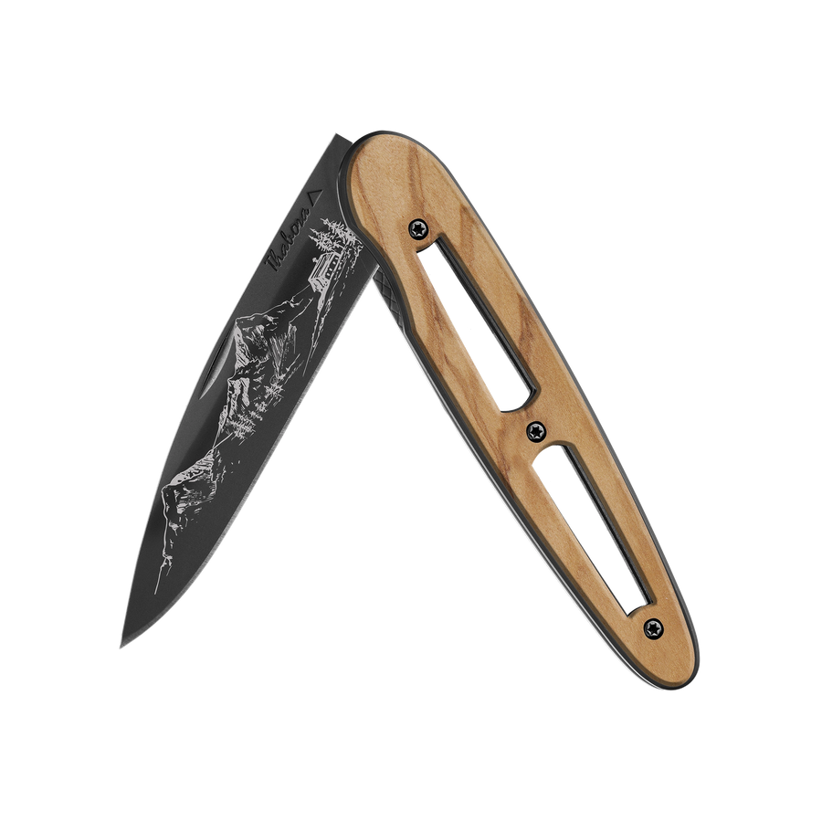 Couteau acier finition titane noir plaquette ajourée bois clair motif «montagne»