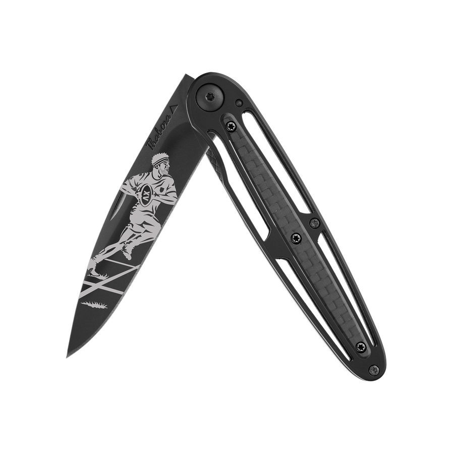 Couteau acier finition titane noir plaquette centrale carbone motif «rugbyman»