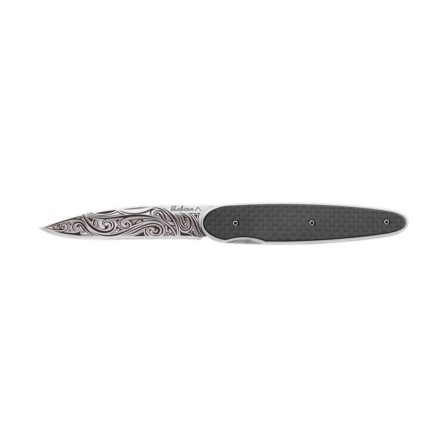 Couteau acier finition brillante plaquette pleine carbone motif «volutes»