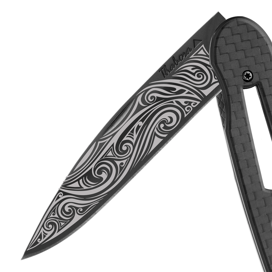 Couteau acier finition titane noir plaquette ajourée carbone motif «volutes»