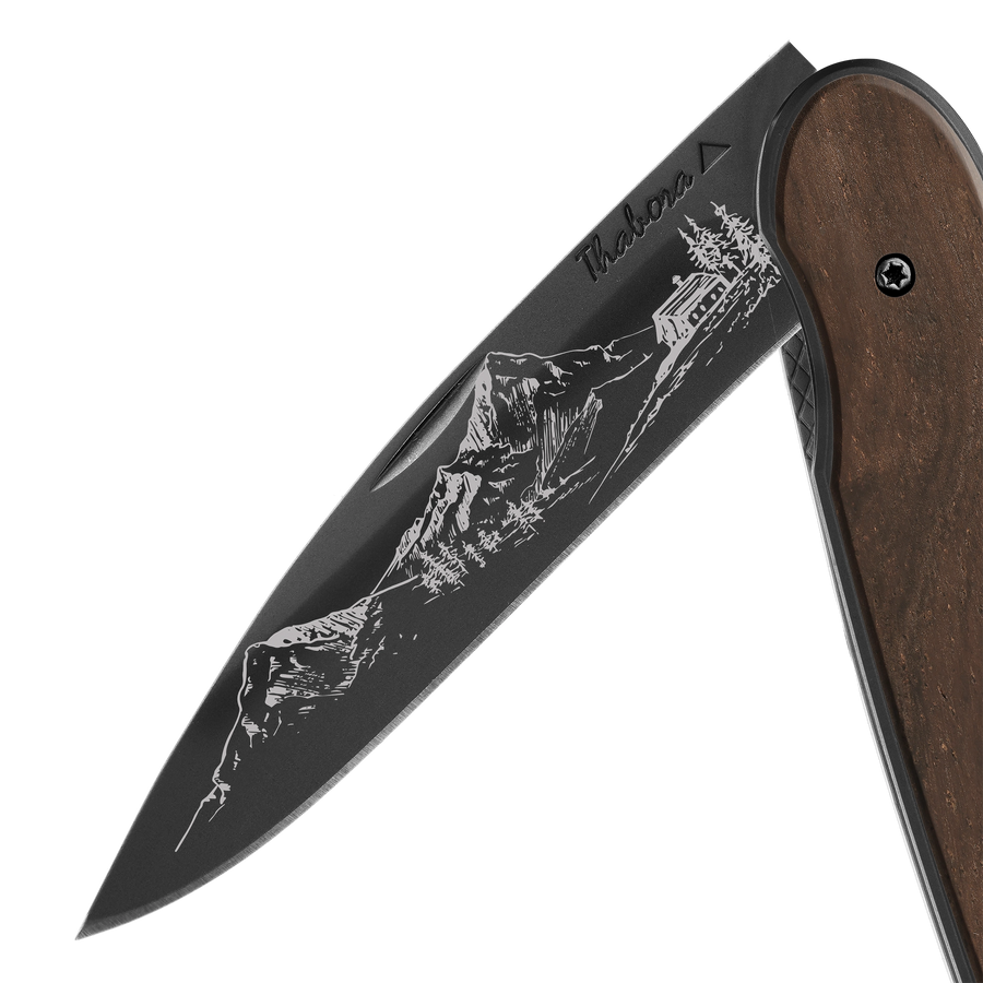 Couteau acier finition titane noir plaquette pleine bois foncé motif «montagne»