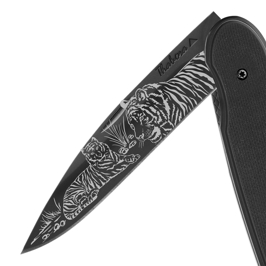 Couteau acier finition titane noir plaquette pleine résine g10 noir motif «tigres»
