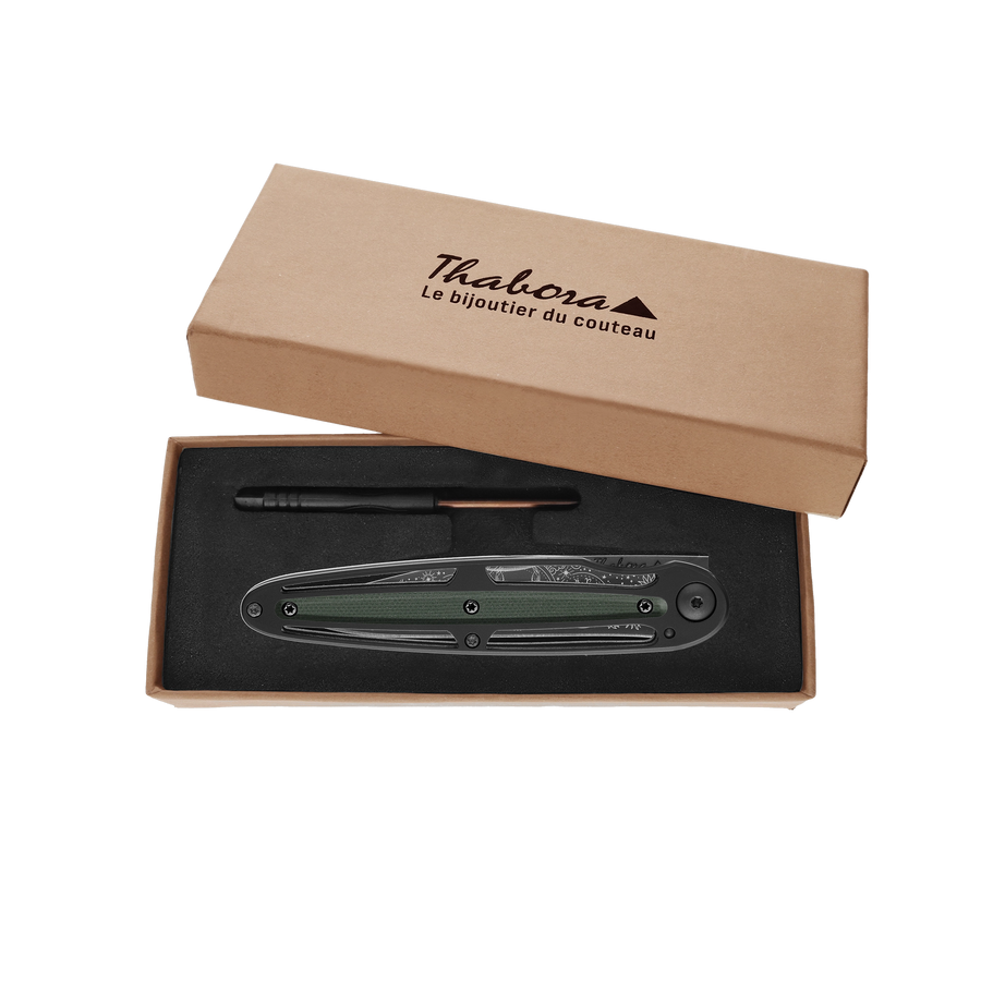 Couteau acier finition titane noir plaquette centrale résine g10 kaki motif «zodiaque scorpion»