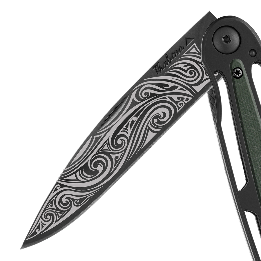 Couteau acier finition titane noir plaquette centrale résine g10 kaki motif «volutes»