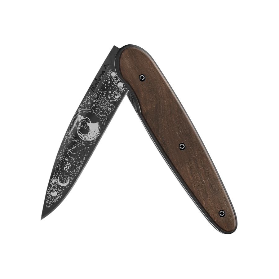 Couteau acier finition titane noir plaquette pleine bois foncé motif «zodiaque verseau»