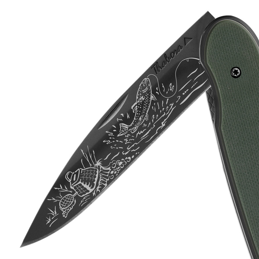 Couteau acier finition titane noir plaquette pleine résine g10 kaki motif «pêche rivière»