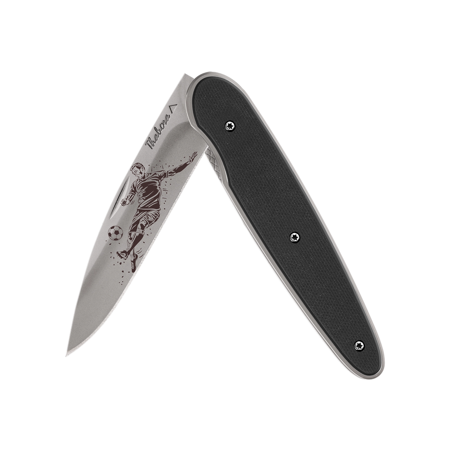 Couteau acier finition titane gris plaquette pleine résine g10 noir motif «footballeur»