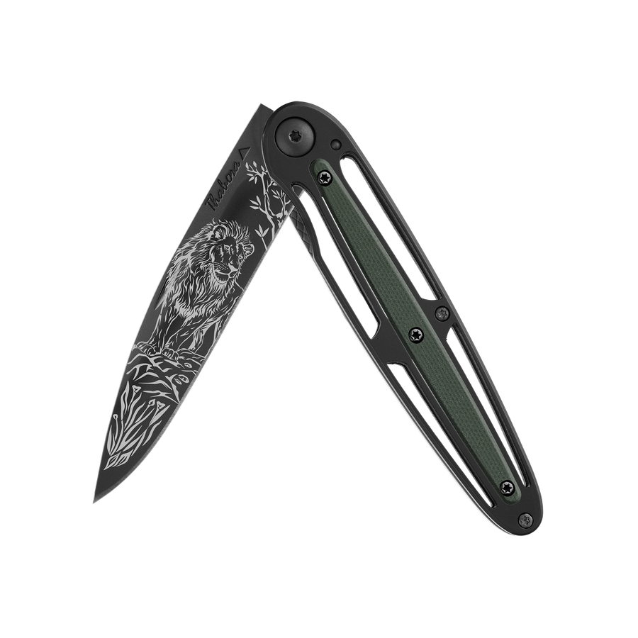Couteau acier finition titane noir plaquette centrale résine g10 kaki motif «lion»