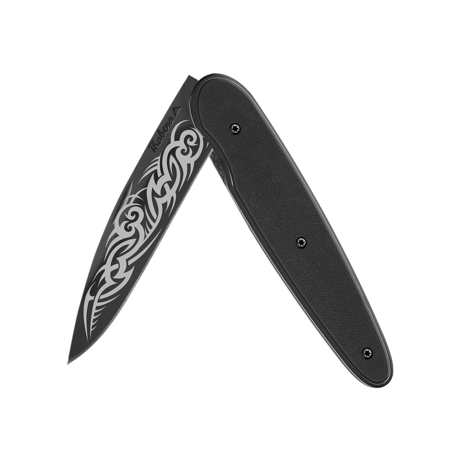 Couteau acier finition titane noir plaquette pleine résine g10 noir motif «tribal gothique»
