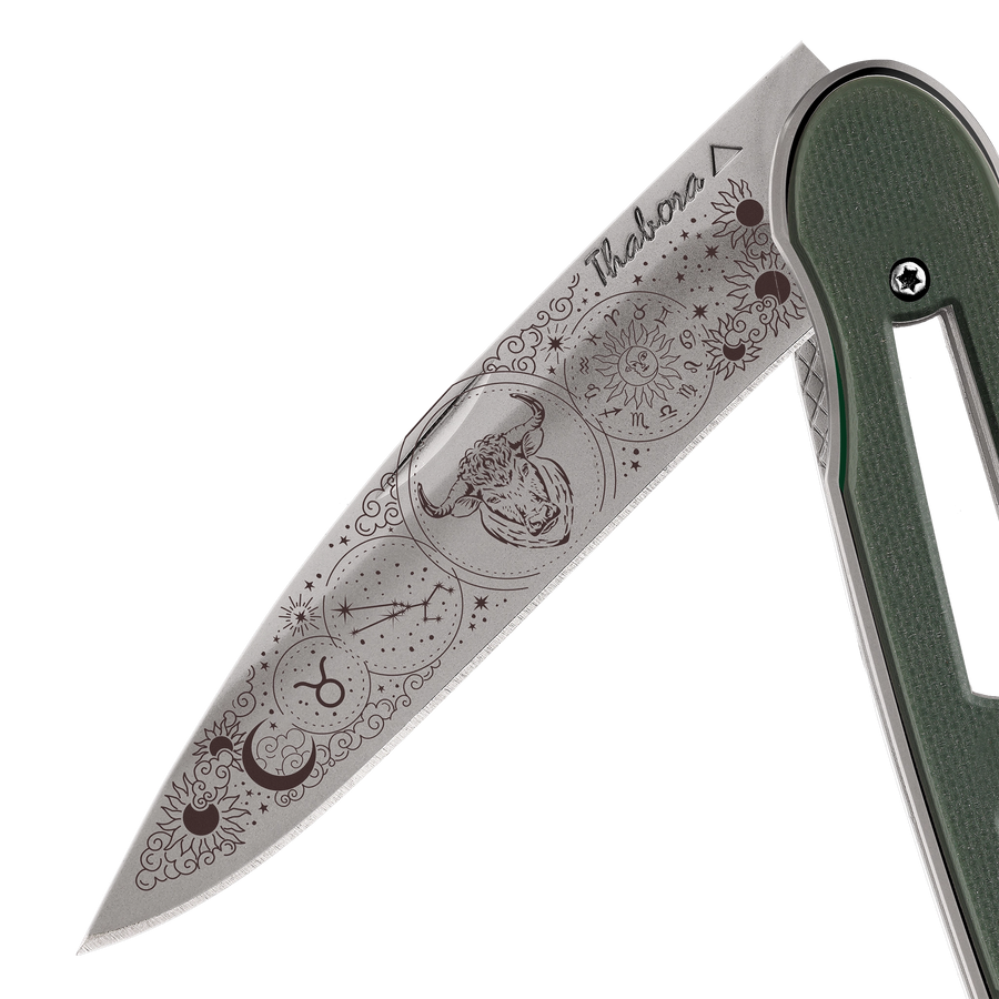 Couteau acier finition titane gris plaquette ajourée résine g10 kaki motif «zodiaque taureau»