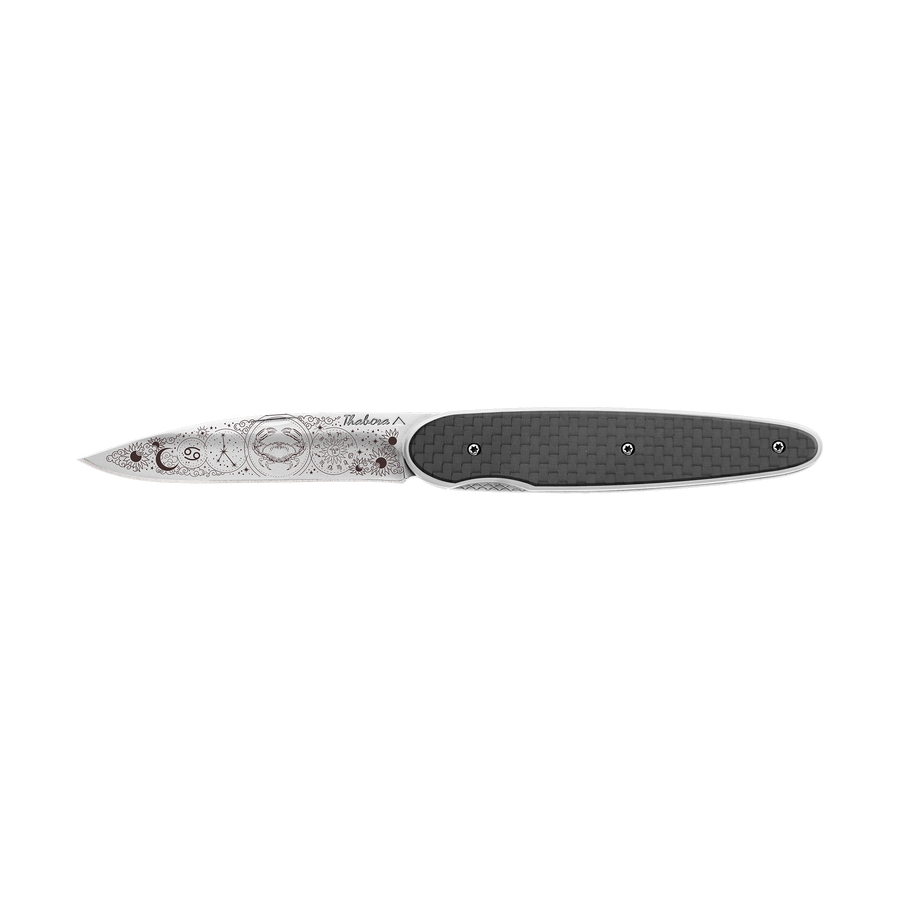 Couteau acier finition brillante plaquette pleine carbone motif «zodiaque cancer»