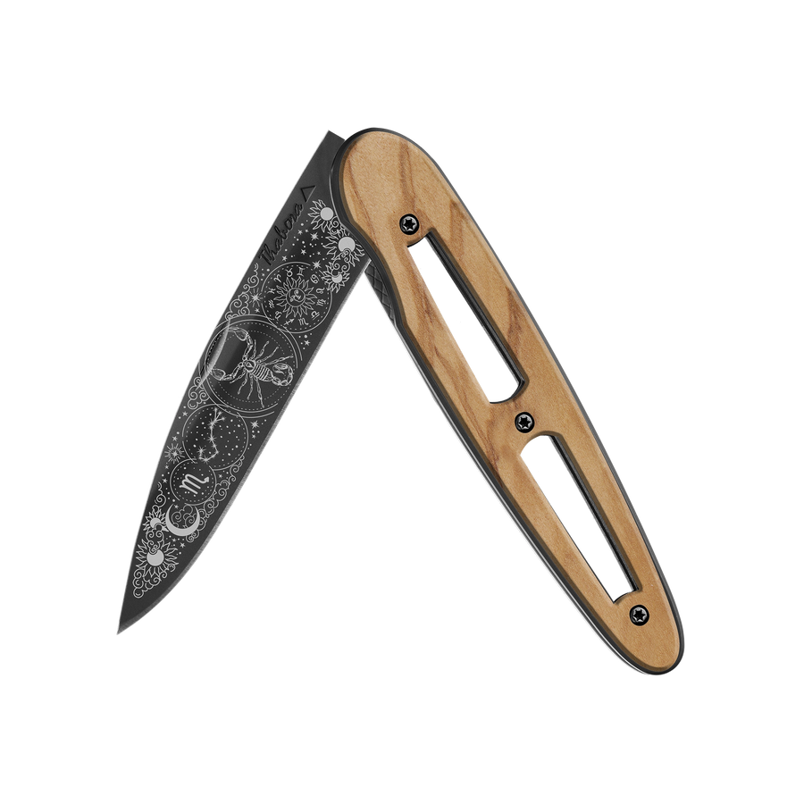 Couteau acier finition titane noir plaquette ajourée bois clair motif «zodiaque scorpion»