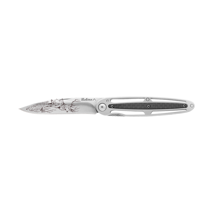 Couteau acier finition brillante plaquette centrale carbone motif «cerf»
