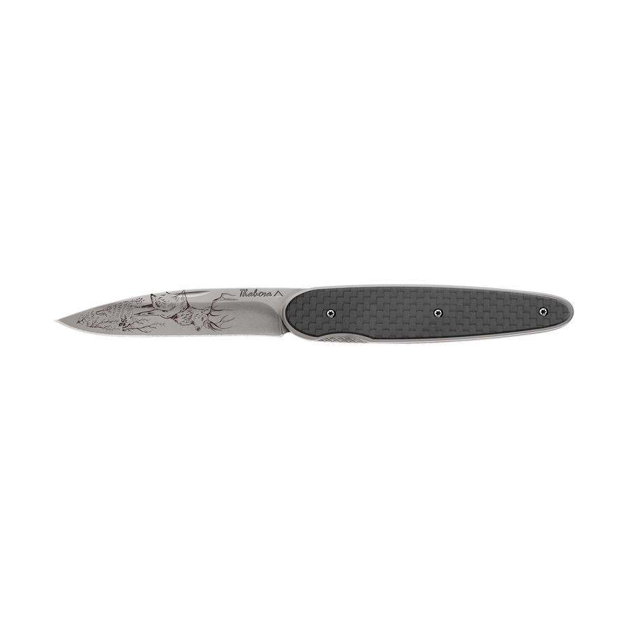 Couteau acier finition titane gris plaquette pleine carbone motif «cerf»