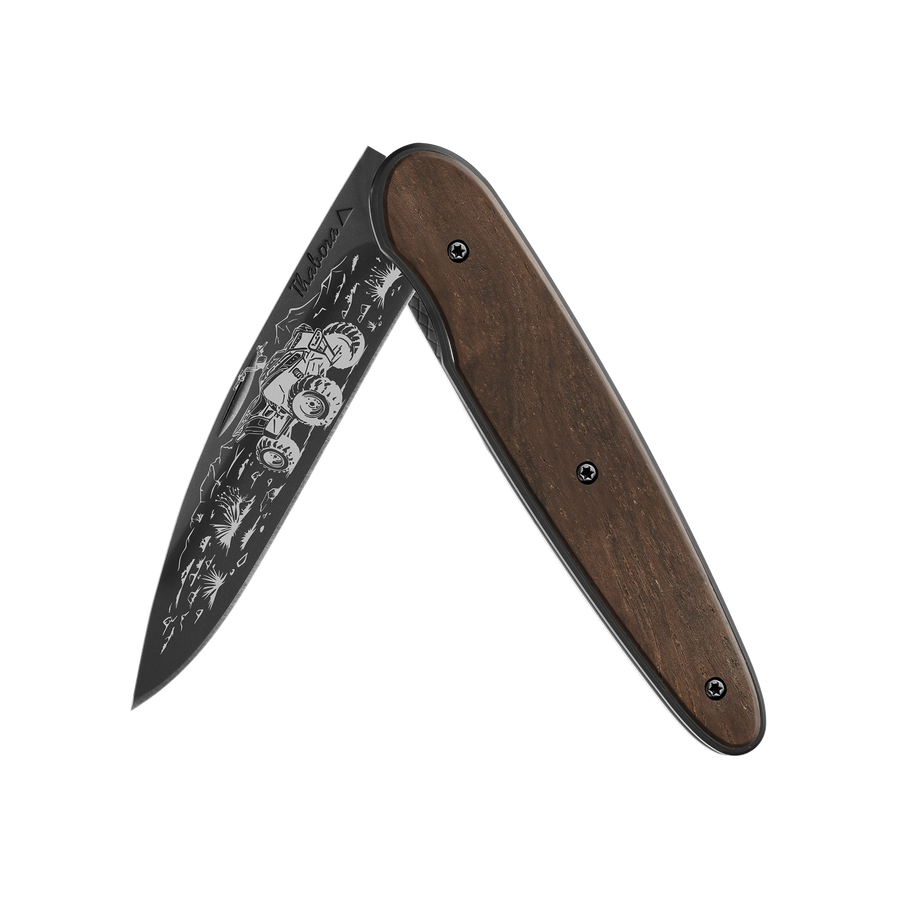 Couteau acier finition titane noir plaquette pleine bois foncé motif «quad»