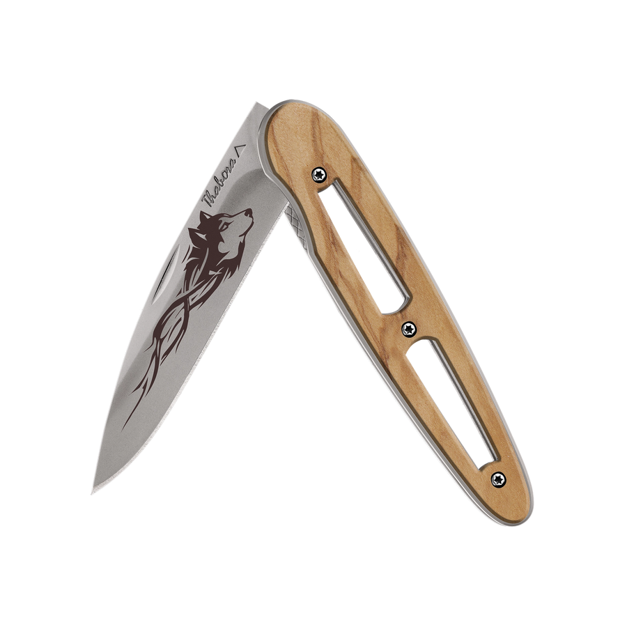 Couteau acier finition titane gris plaquette ajourée bois clair motif «loup tribal»