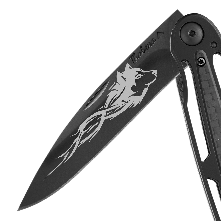 Couteau acier finition titane noir plaquette centrale carbone motif «loup tribal»