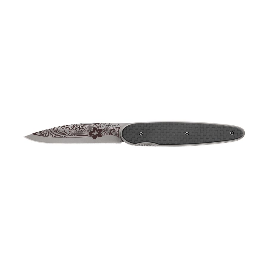 Couteau acier finition titane gris plaquette pleine carbone motif «polynésien»