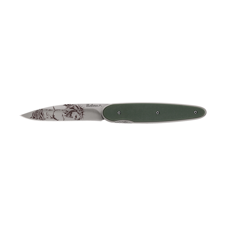 Couteau acier finition titane gris plaquette pleine résine g10 kaki motif «christ»
