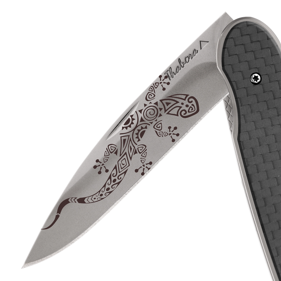Couteau acier finition titane gris plaquette pleine carbone motif «salamandre tribale»