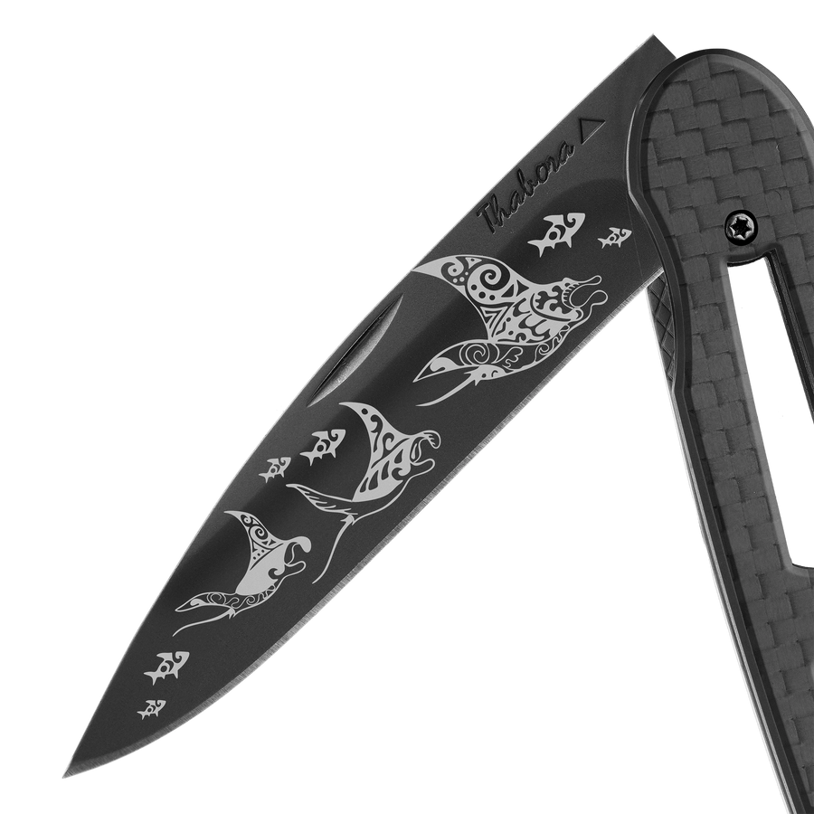 Couteau acier finition titane noir plaquette ajourée carbone motif «raie manta»