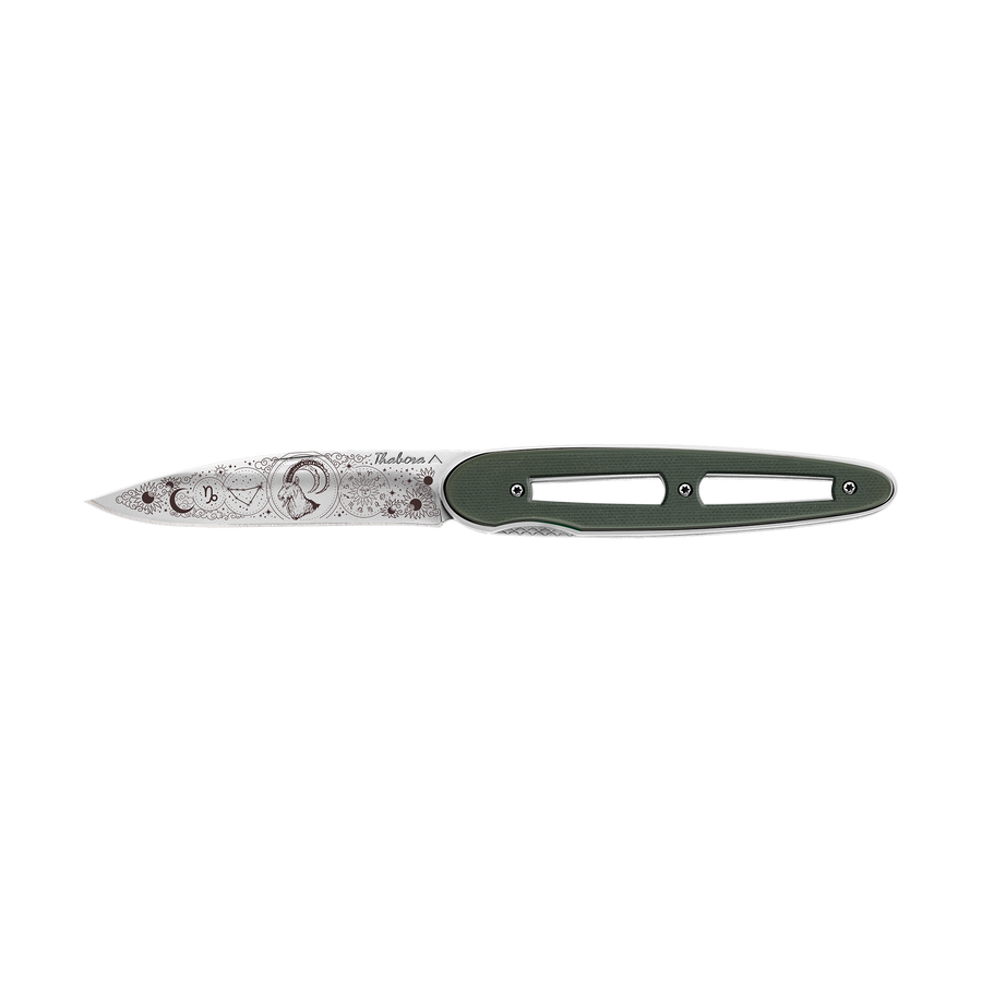 Couteau acier finition brillante plaquette ajourée résine g10 kaki motif «zodiaque capricorne»