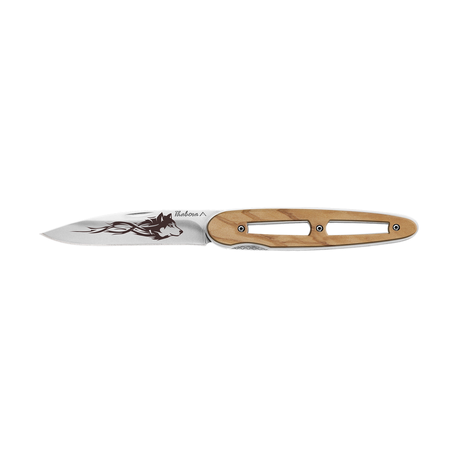 Couteau acier finition brillante plaquette ajourée bois clair motif «loup tribal»
