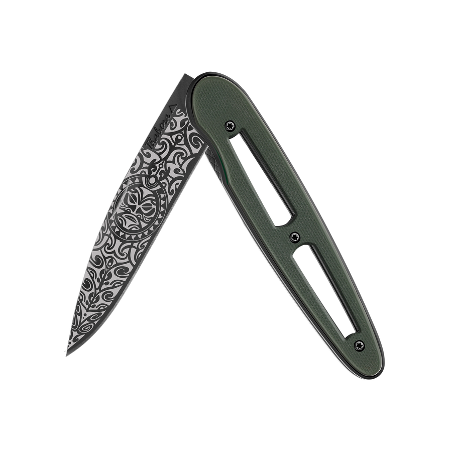 Couteau acier finition titane noir plaquette ajourée résine g10 kaki motif «tiki»