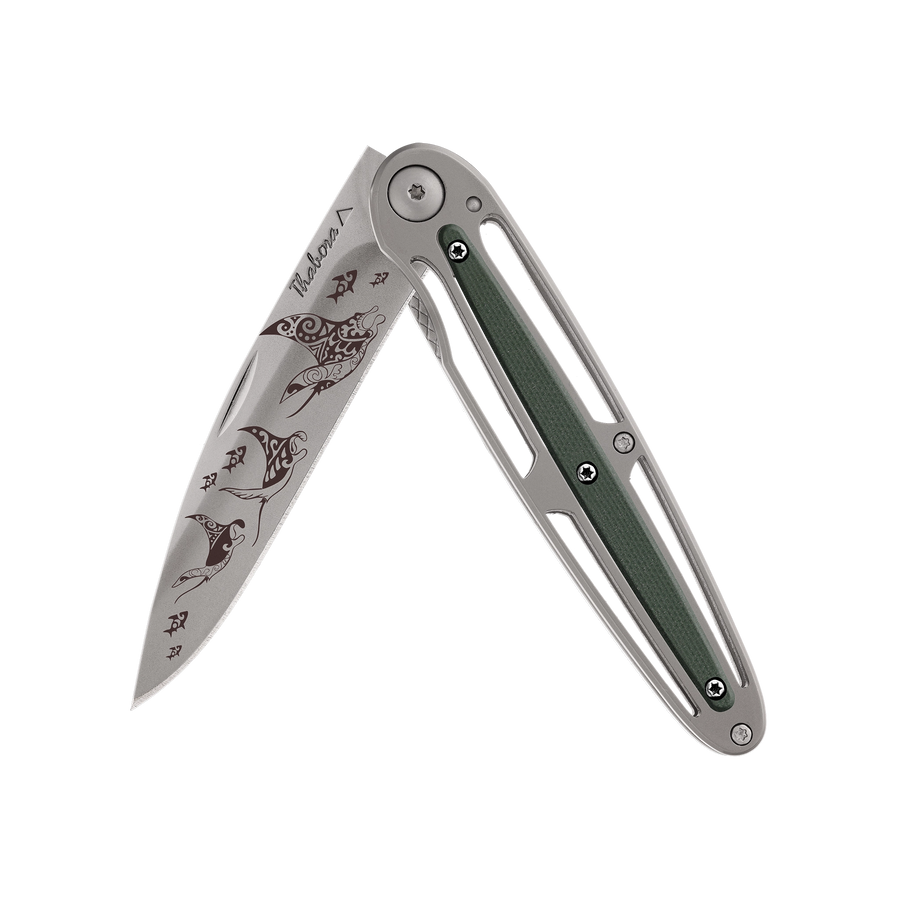 Couteau acier finition titane gris plaquette centrale résine g10 kaki motif «raie manta»