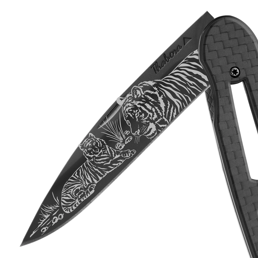 Couteau acier finition titane noir plaquette ajourée carbone motif «tigres»