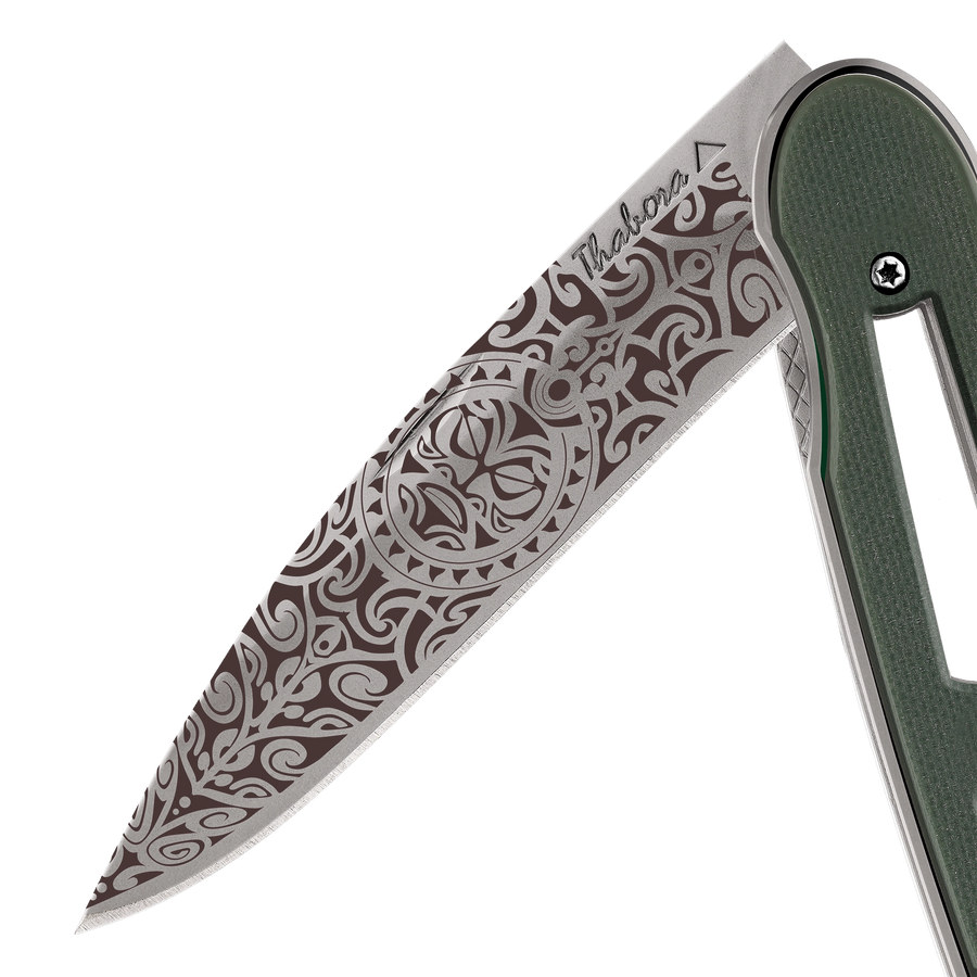 Couteau acier finition titane gris plaquette ajourée résine g10 kaki motif «tiki»