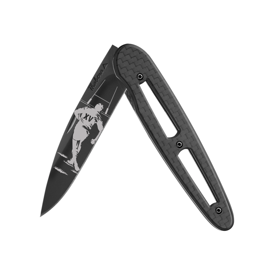 Couteau acier finition titane noir plaquette ajourée carbone motif «rugby»