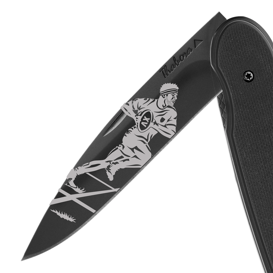 Couteau acier finition titane noir plaquette pleine résine g10 noir motif «rugbyman»