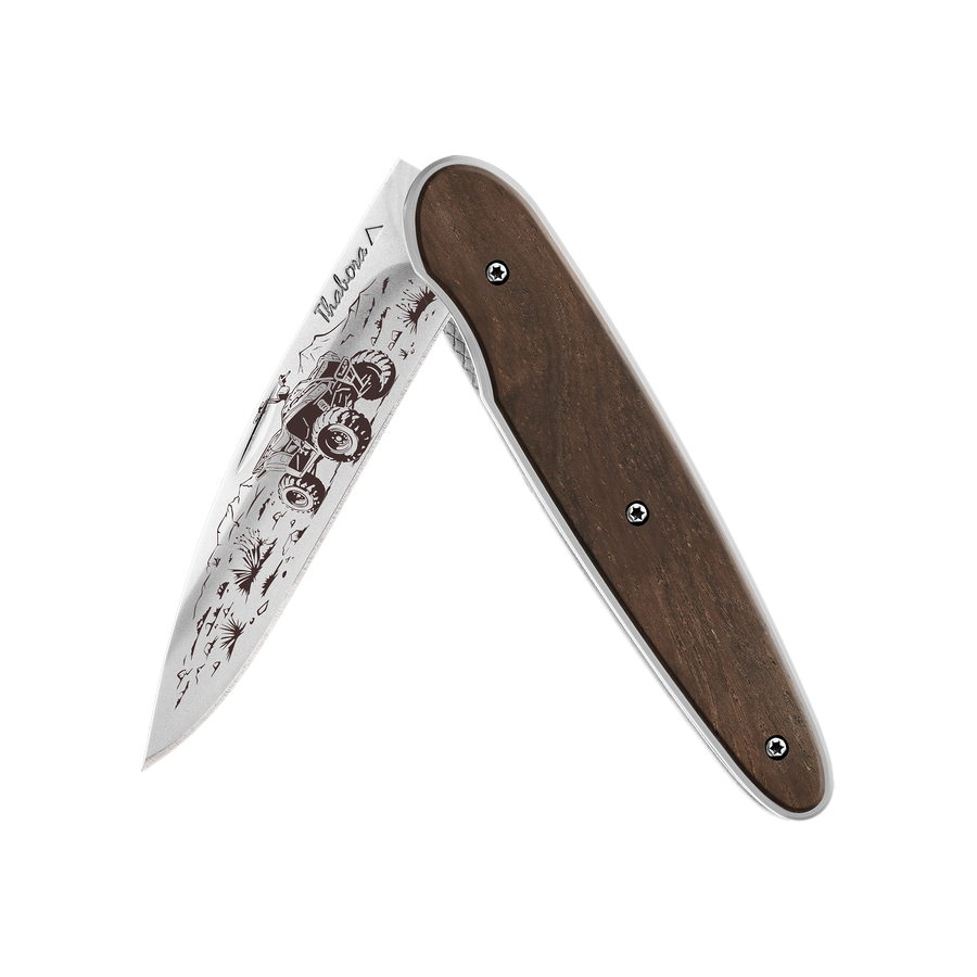Couteau acier finition brillante plaquette pleine bois foncé motif «quad»