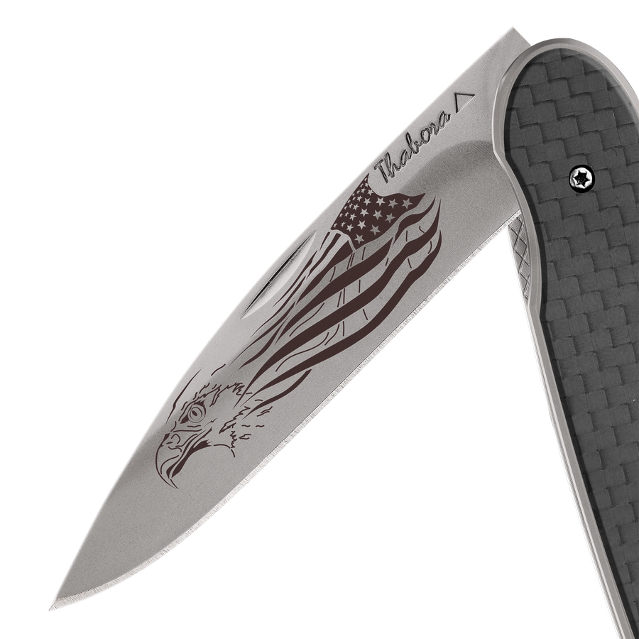 Couteau acier finition titane gris plaquette pleine carbone motif «aigle américain»