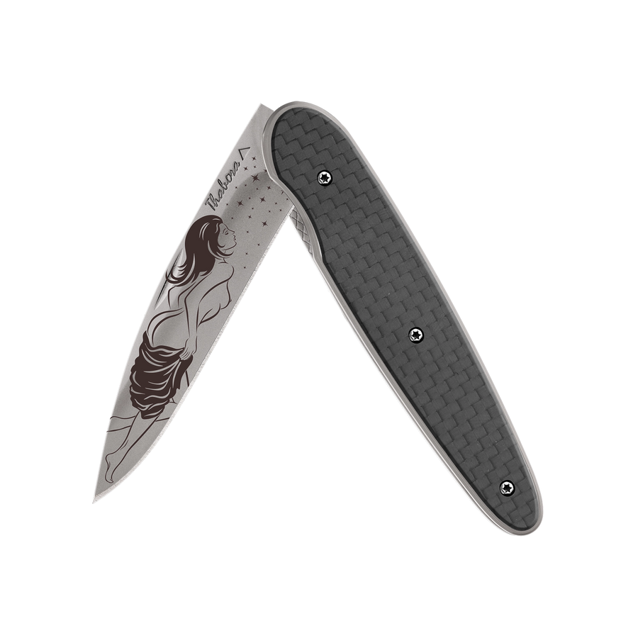 Couteau acier finition titane gris plaquette pleine carbone motif «femme dénudée»
