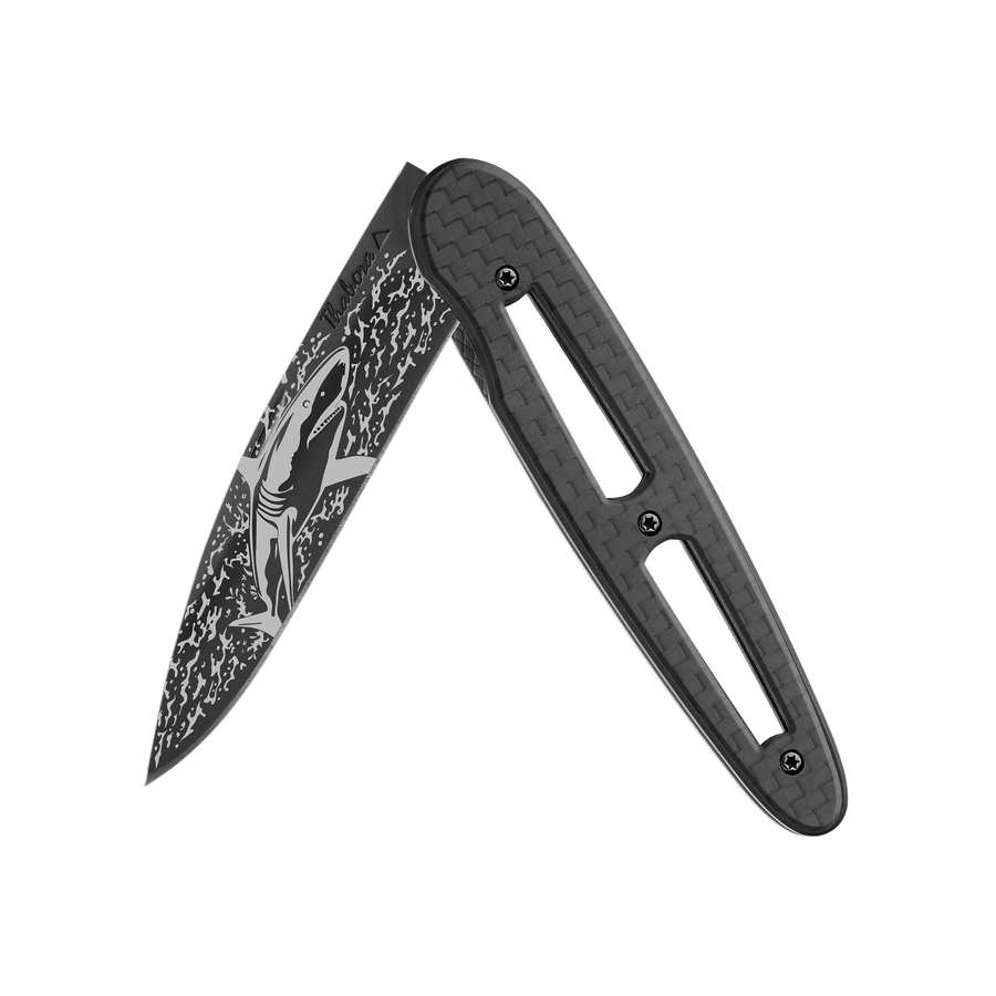 Couteau acier finition titane noir plaquette ajourée carbone motif «requin»