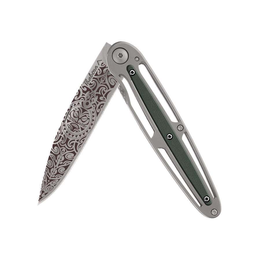 Couteau acier finition titane gris plaquette centrale résine g10 kaki motif «tiki»