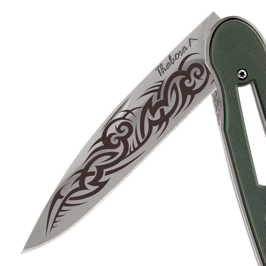 Couteau acier finition titane gris plaquette ajourée résine g10 kaki motif «tribal gothique»