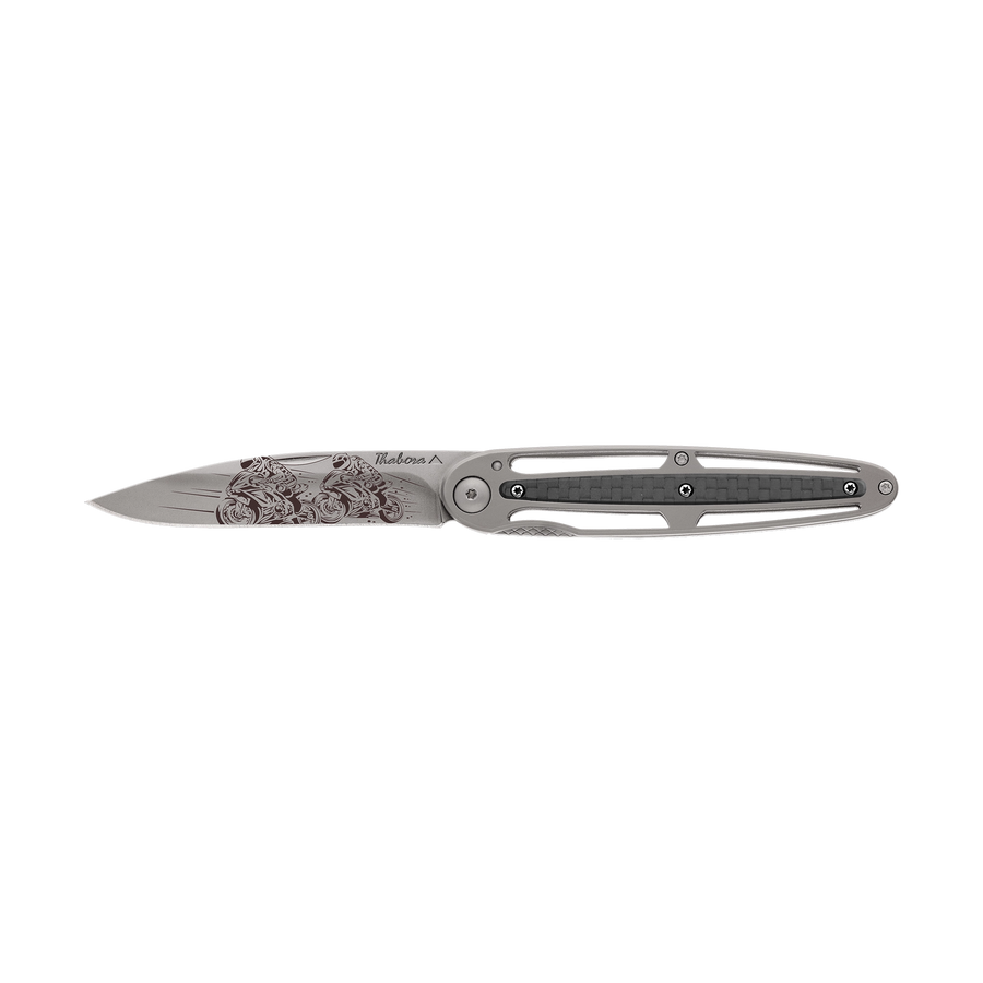 Couteau acier finition titane gris plaquette centrale carbone motif «motos de course»
