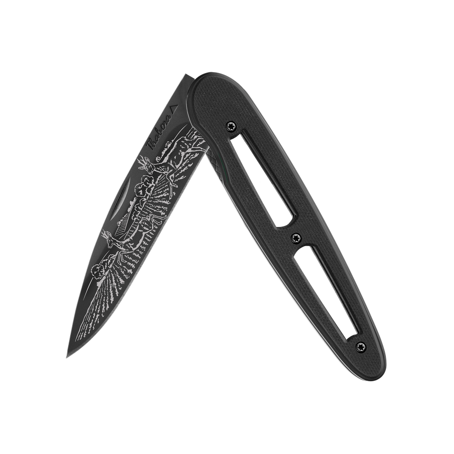 Couteau acier finition titane noir plaquette ajourée résine g10 noir motif «chevreuil»