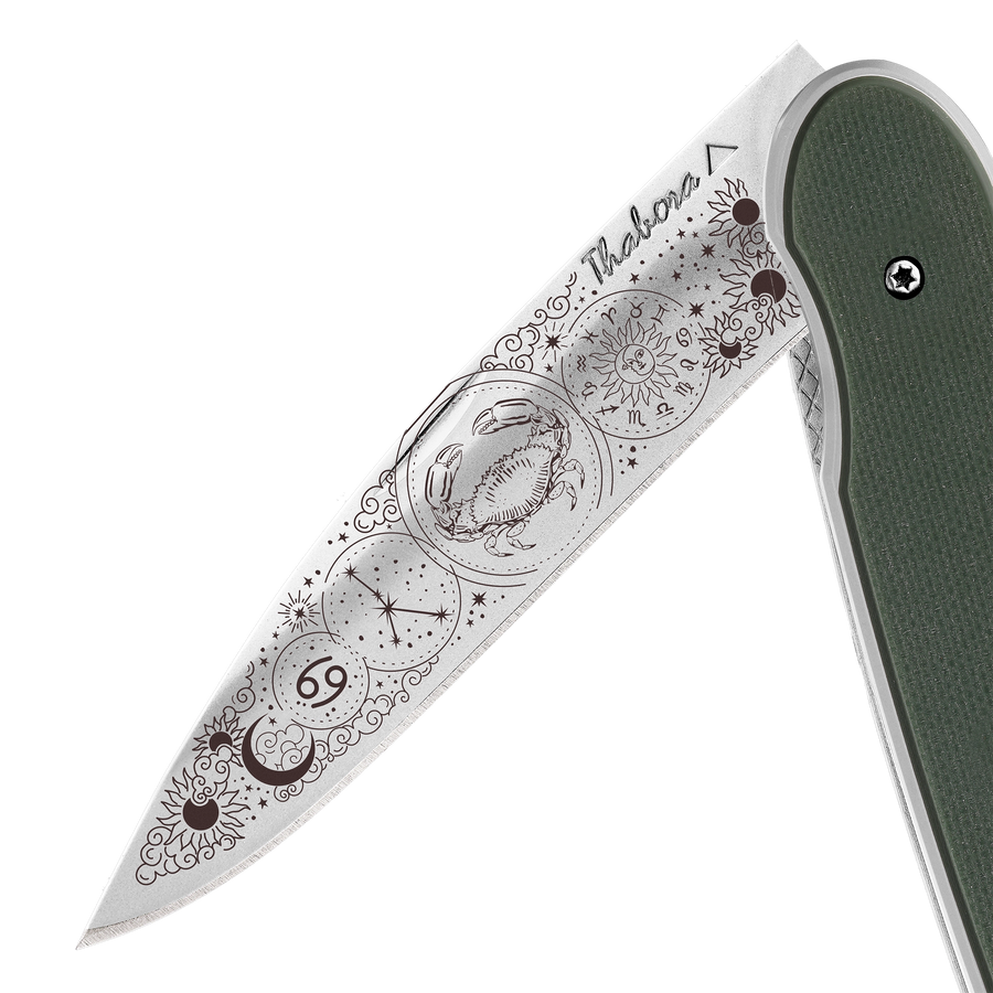 Couteau acier finition brillante plaquette pleine résine g10 kaki motif «zodiaque cancer»